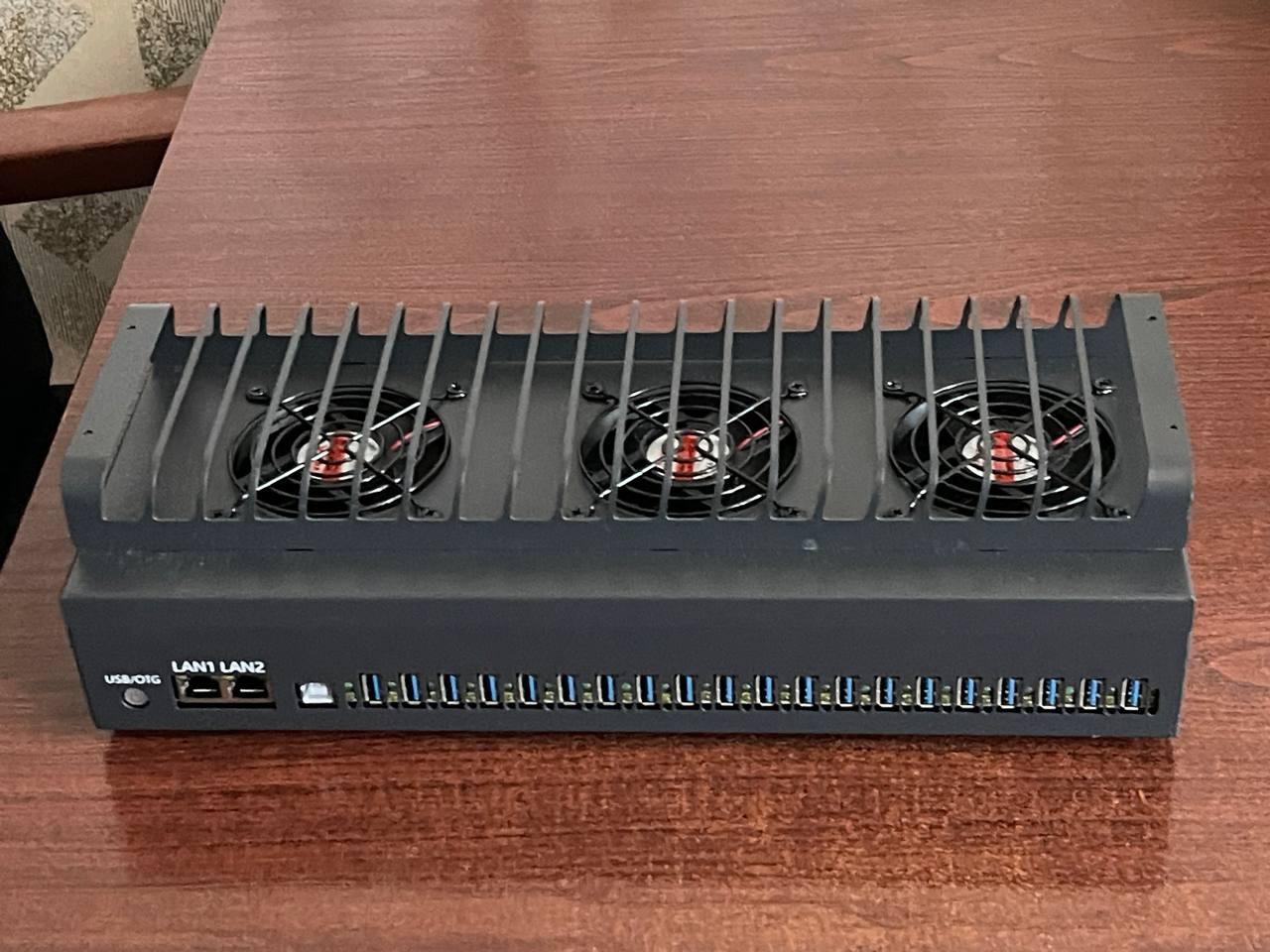 Аппаратная ферма для продвижения Instagram — панель с LAN и USB портами для подключения устройств